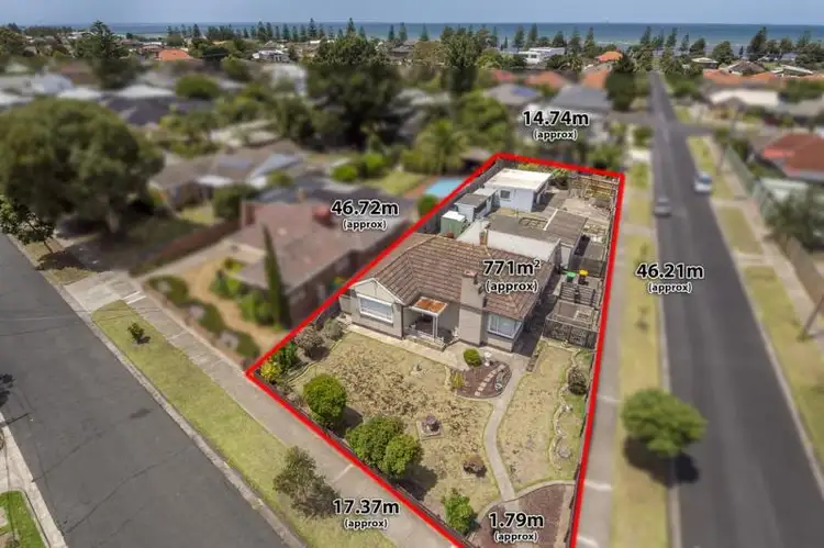16 Bracken Grove, Altona VIC 3018