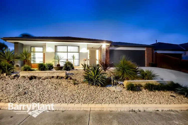 27 Sussex Avenue, Cranbourne North VIC 3977