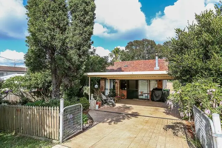 15 Lake Road, Fennell Bay NSW 2283