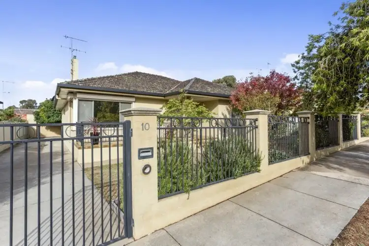 10 Putnam Avenue, Strathdale VIC 3550