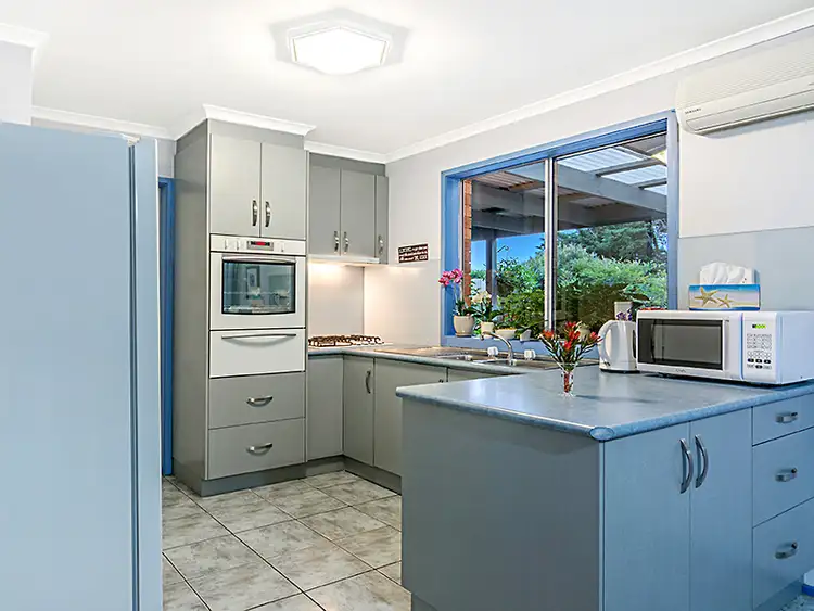 Fifth view of Homely house listing, 4 Carmarthen Close, Werribee VIC 3030
