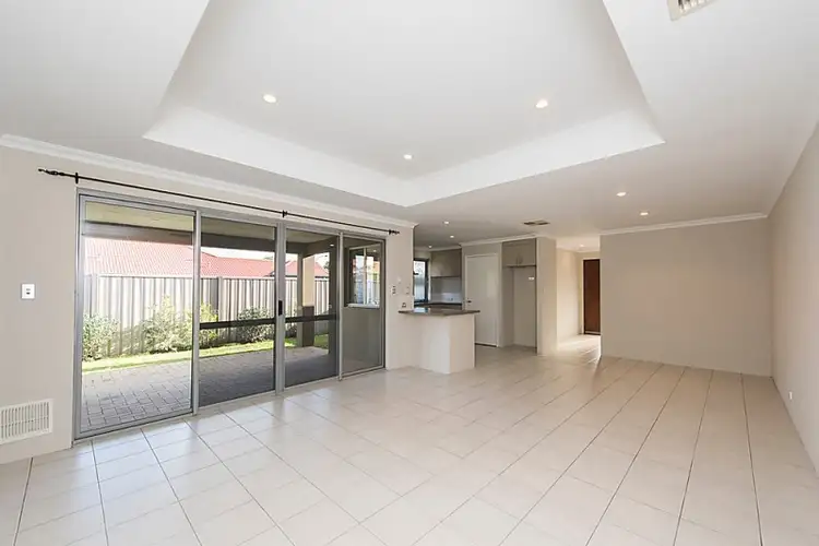 16 Wuraling Pass, Wannanup WA 6210