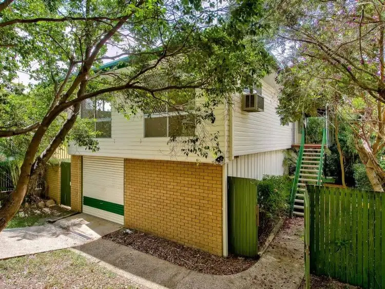 6 Dobbs Street, Holland Park West QLD 4121