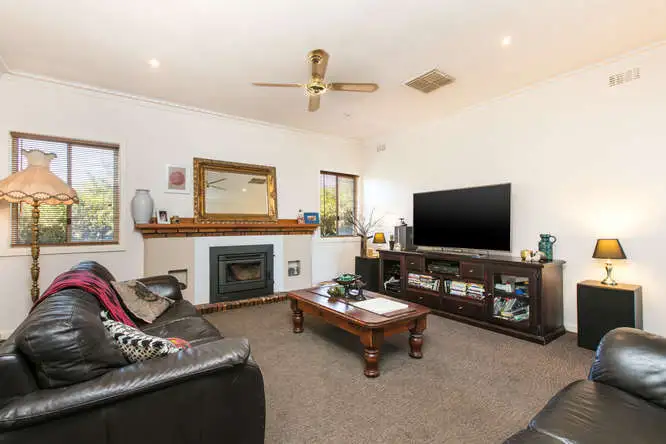 Fifth view of Homely house listing, 2 Berrigan Lane, Red Cliffs VIC 3496