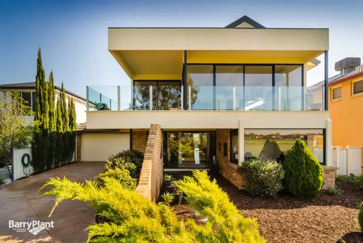 6 Bluechip Court, Sanctuary Lakes VIC 3030