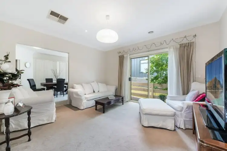 2/11 Roslyn Street, Strathmore VIC 3041