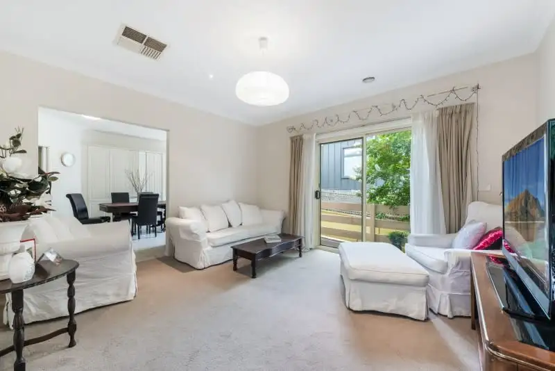 Main view of Homely unit listing, 2/11 Roslyn Street, Strathmore VIC 3041
