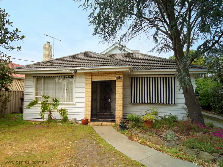 7 First Avenue, Strathmore VIC 3041