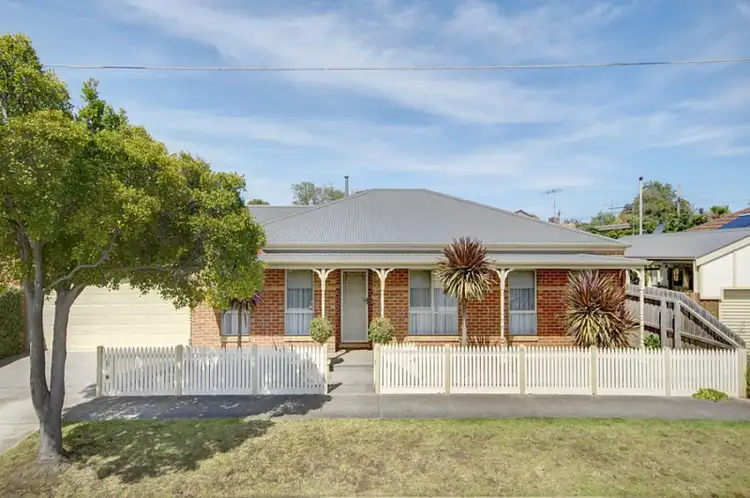 1/2 Exeter Grove, Belmont VIC 3216