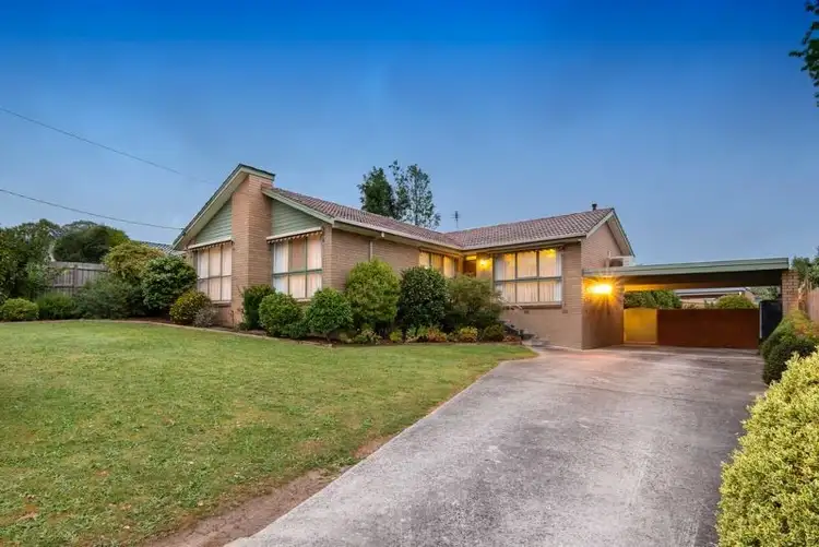 26 Larnook Crescent, Mooroolbark VIC 3138