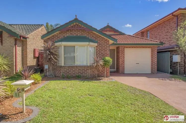 11 Hyde Park Court, Wattle Grove NSW 2173