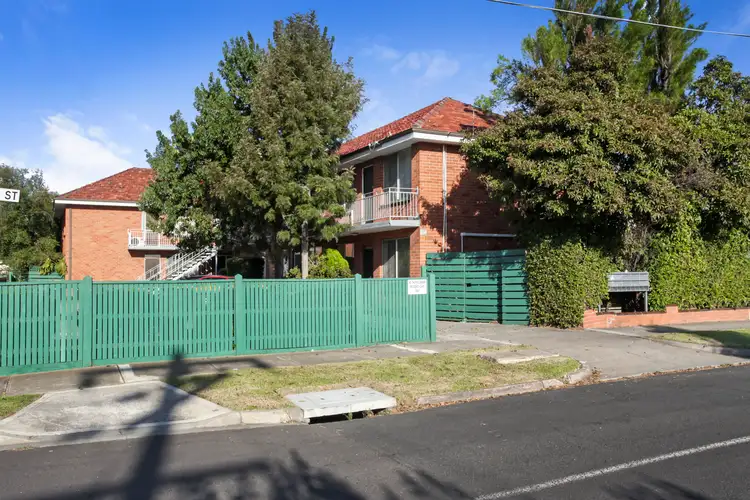 2/17 Greene Street, South Kingsville VIC 3015