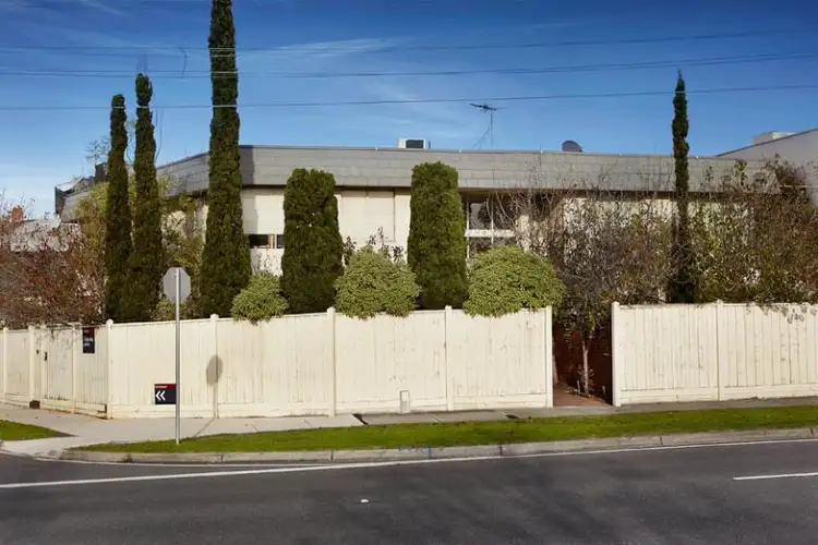 1/2 Carnarvon Road, Caulfield North VIC 3161