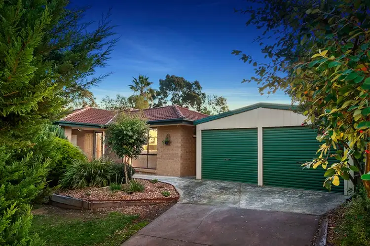27 Wandana Crescent, Mooroolbark VIC 3138