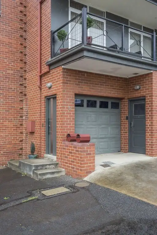 Main view of Homely house listing, 2/5 Acacia Street, Bendigo VIC 3550