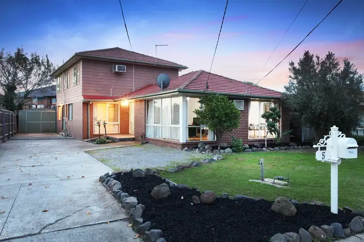 5 Clarke Drive, Gladstone Park VIC 3043