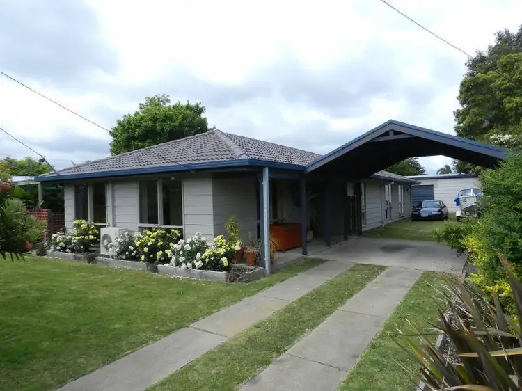 1 Manoora Avenue, Paynesville VIC 3880