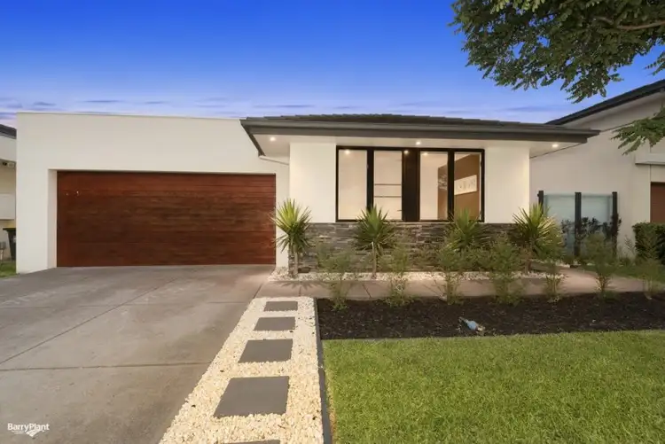 18 Signature Boulevard, Sanctuary Lakes VIC 3030