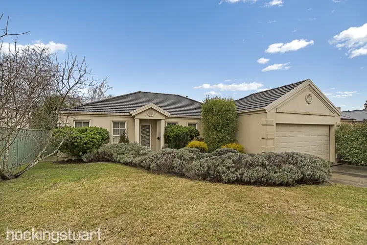 24 St Michaels Place, Lake Gardens VIC 3355