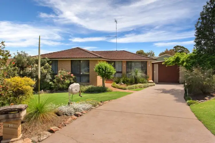 16 Verdi Glen, St Clair NSW 2759