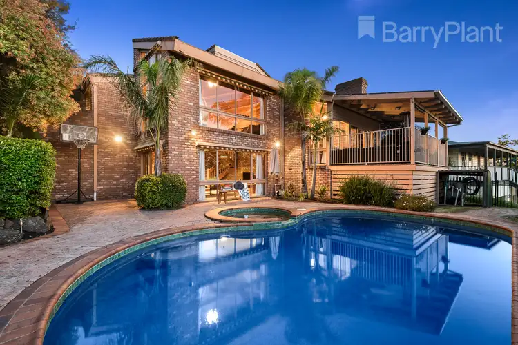11 Chinook Cres, Mooroolbark VIC 3138