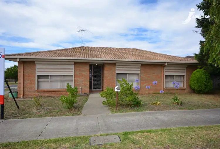 27 Pembroke Crescent, Craigieburn VIC 3064