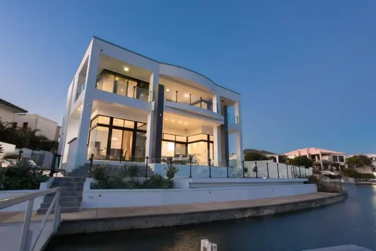 16 Queen Guineveres Place, Sovereign Islands QLD 4216