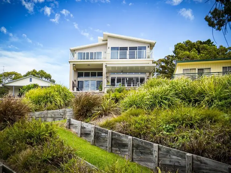 4 Bambury  Avenue, Summerland Point NSW 2259