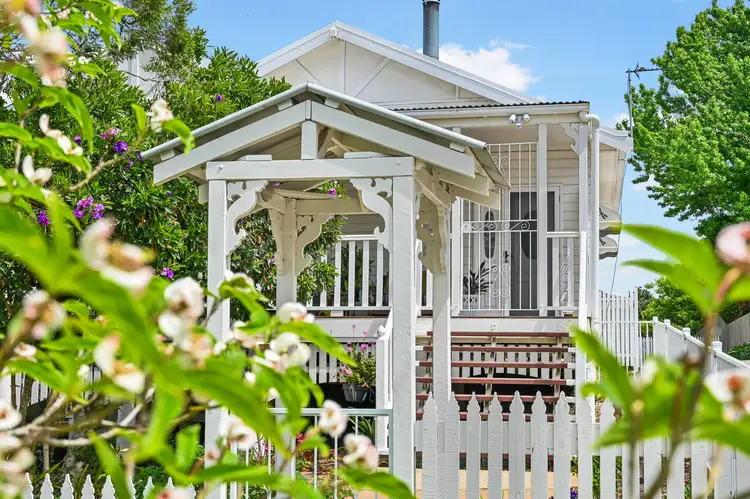 1/23 Glendower St, Mount Lofty QLD 4350
