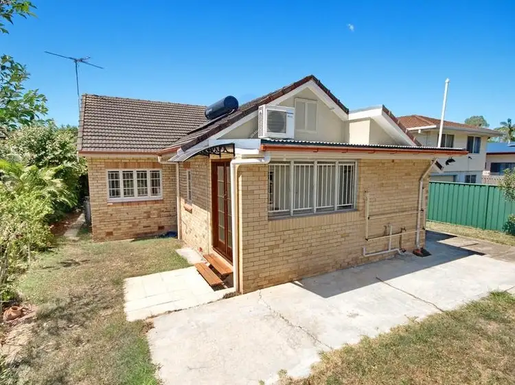 2/27 Kianawah Rd, Wynnum West QLD 4178
