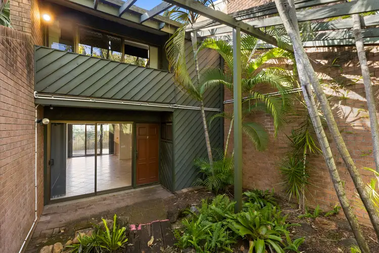 2/142 Carmody Road, St Lucia QLD 4067