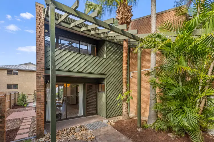 2/142 Carmody Road, St Lucia QLD 4067