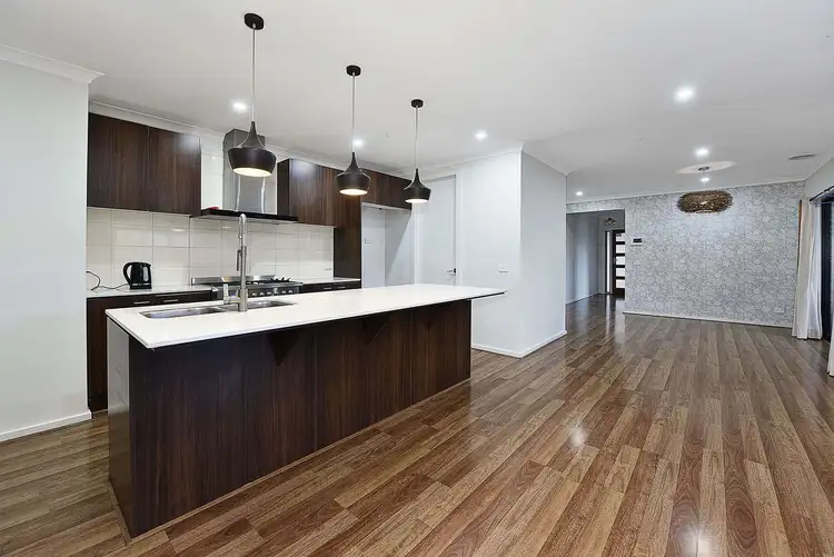 102 Biltmore Cres, Roxburgh Park VIC 3064