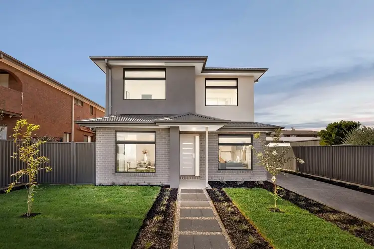 1/2 Robson Ave, Avondale Heights VIC 3034