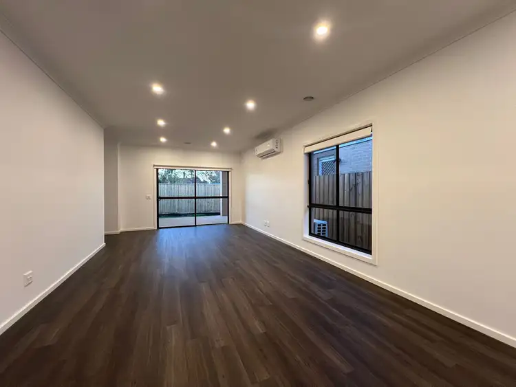 28 Hanover Cct, Melton South VIC 3338