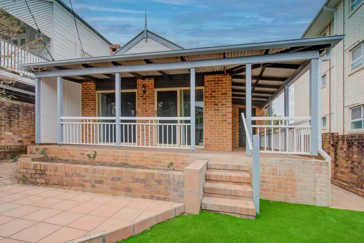 38 Whytecliffe St