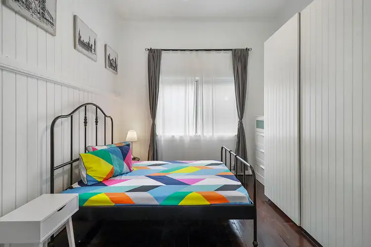 Room 3 - 86 Deighton Road, Dutton Park QLD 4102