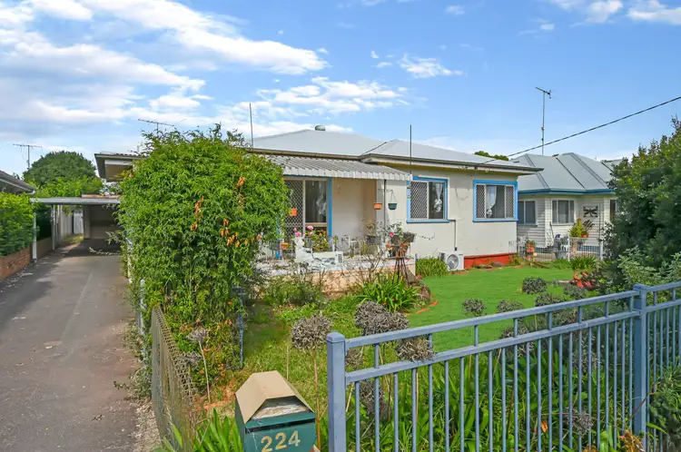 224 Campbell St, Newtown QLD 4350