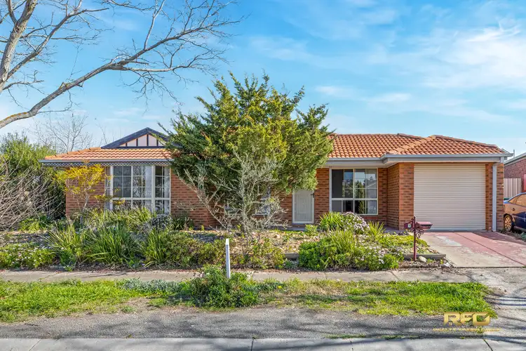 1 Strickland Cres, Burnside VIC 3023