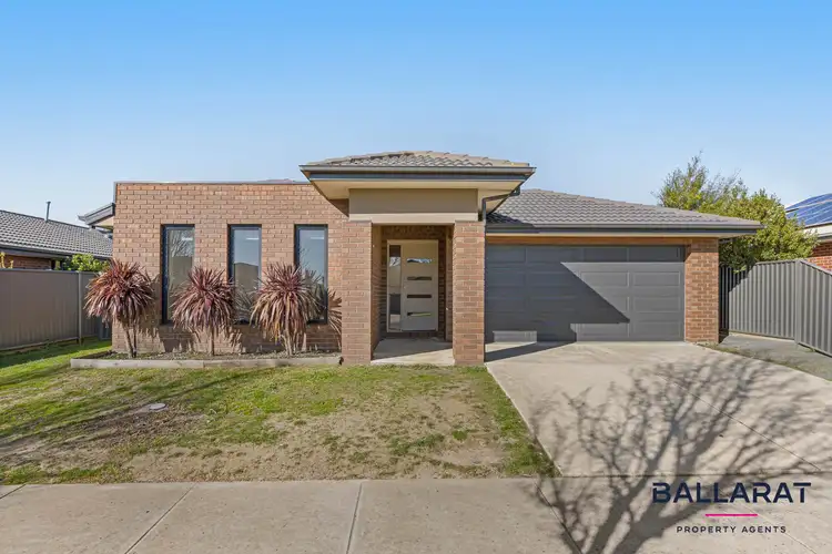 17 Sutcliffe St, Lucas VIC 3350