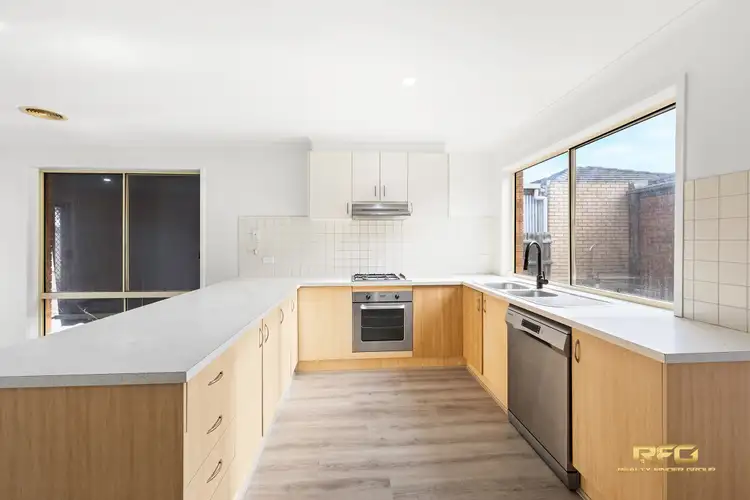 1 Sherwood Pl, Melton West VIC 3337