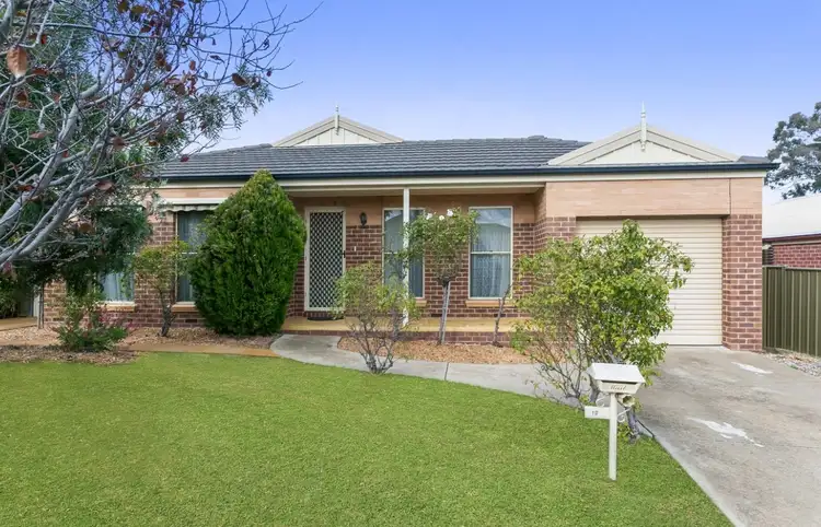 10 Baden-Powell Place, Strathdale VIC 3550