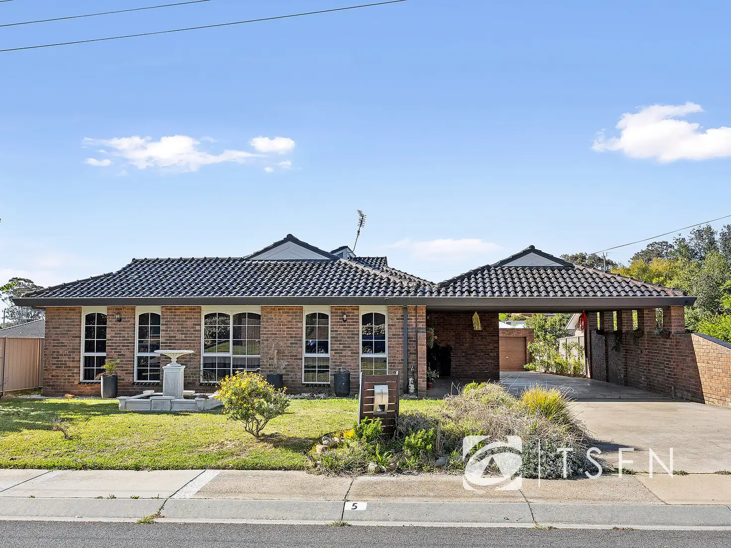Main view of Homely house listing, 5 Nandina Ct, Strathdale VIC 3550