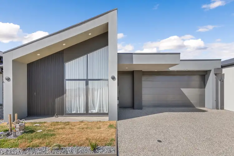 25 Lanyon Cres