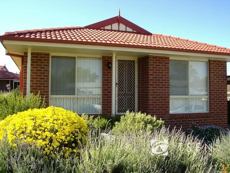 4 Commins Place