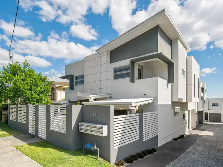 Main view of Homely townhouse listing, UNIT 1/25 CAMBRIDGE STREET, Carina Heights QLD 4152
