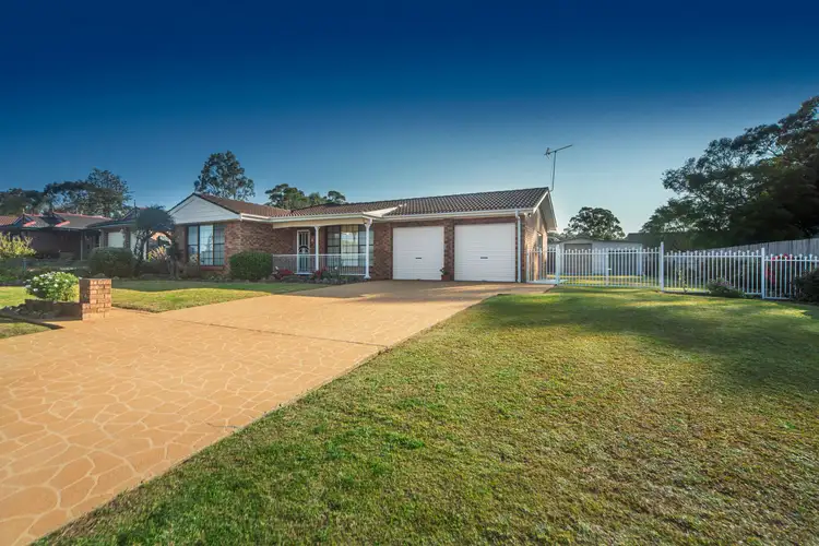 8 SHANKLIN CLOSE, Bomaderry NSW 2541