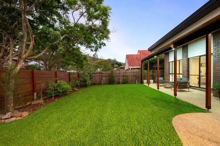 8 HALMORE PLACE, Chapel Hill QLD 4069