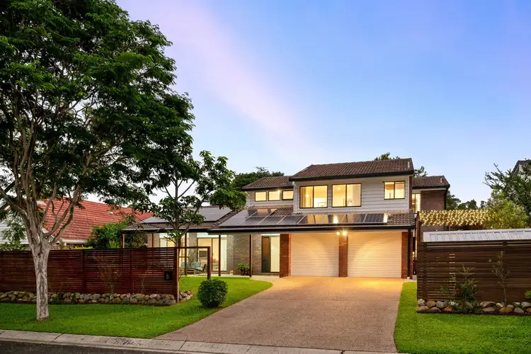 8 HALMORE PLACE, Chapel Hill QLD 4069