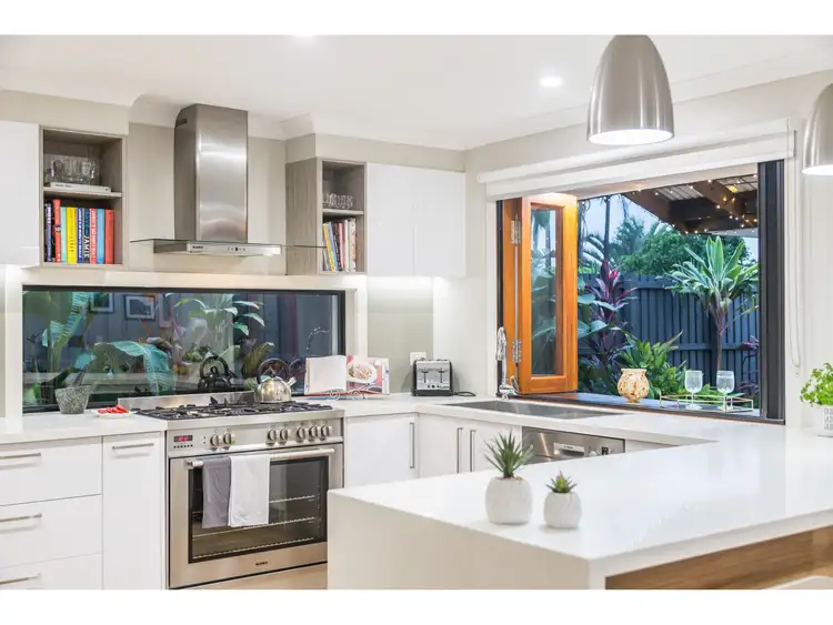 1 Bass Place, Paradise Point QLD 4216